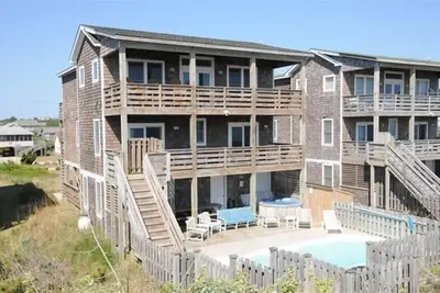 Image de Économies sur traditionnel Nags Head Oceanfront House Off Season