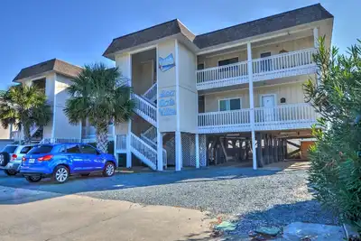 Image de \"My Sunshine\" est un magnifique front de mer, le condo au 2ème étage offre 2 chambres et 2 salles de bain dans un emplacement fantastique à East End!
