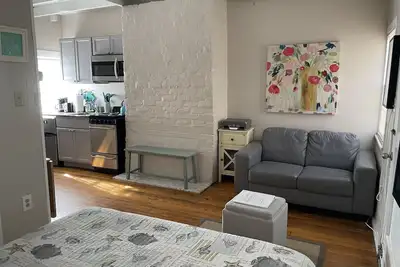 Image de Tiny Cottage 537: Studio rénové dans le propriétaire du quartier historique