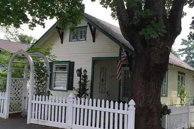 Image de Downtown CdA Vintage Cottage ~ Propre, confortable et pratique - à pied de tous