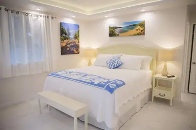 Image de Promenade à la plage, 3 ch, 2 sdc maison privée, piscine chauffée, cour, climatisation, Wifi, parking