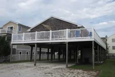 Image de Pittoresque 3 chambres, 2 salles de bain, maison de plage située à un pâté de maisons de la plage.