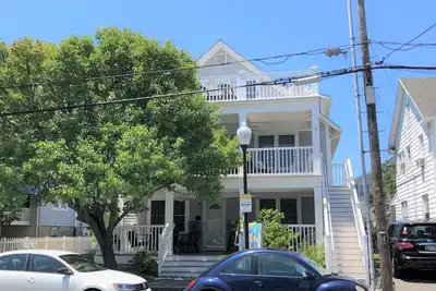 Image de New Downtown Large Beach House - À quelques pas de la plage et de la promenade - 3 cuisines