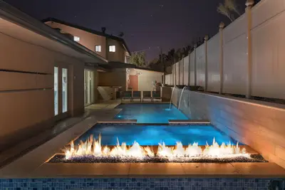 Image de Piscine de luxe à la maison, jacuzzi, foyer, vues de Red Rock, à pied des commerces et restaurants