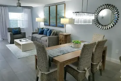 Image de Maison de ville récemment rénovée * dans un emplacement privilégié avec accès à la plage privée!