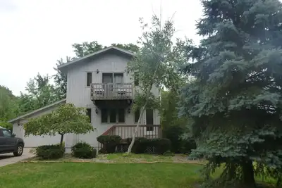 Image de Grande maison de 4 chambres et 3 salles de bain avec une courte promenade Ă la plage de Sheridan!
