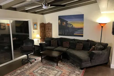 Image de 1Bd / 1Ba avec parking, terrasse et bain à remous. Proche commerces et jetée. WiFi, DirectTV