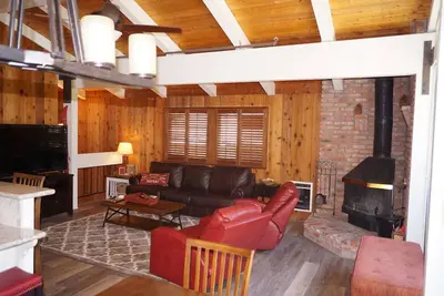 Image de Spacieux, rénové, Entertainers Paradise 4Bed * Hot Tub * En ville * 12 personnes
