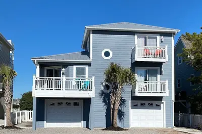 Image de Canal Front Home avec accès en bateau et voiturette de golf! Très proche de l'accès à la plage!
