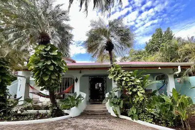 Image de Que diriez-vous une maison privée pour moins d'un Hôtel ou Condo? 100 verges pour le sable