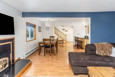 Image de Large Downtown Home - Quatre Chambres Maison, Couchages 12