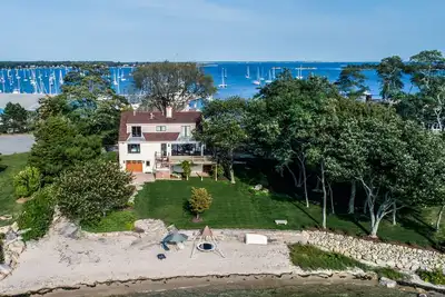 Image de Exclusive Noank, Ct PROPRIÉTÉ Avant Avec Deux Plages Prives Sandy