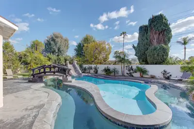 Image de Piscine de 8 chambres, rivière paresseuse et toboggan aquatique près de Disneyland! Oasis PRIVÉE!