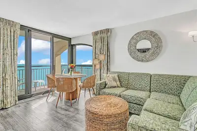 Image de Condo d'angle élégant et propre avec vue panoramique directe sur l'océan
