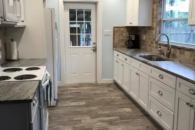 Image de Nouvelle annonce Cottage ENTIÈREMENT Remodeled