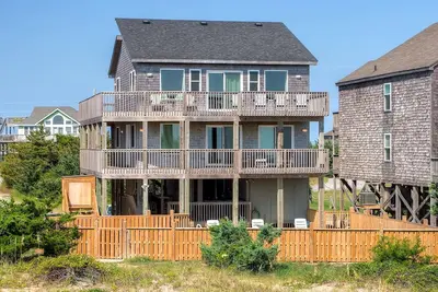 Accueil Oceanfront délicieuse w \/ piscine d'eau salée, bain à remous, bar Tiki - Pas de la plage!