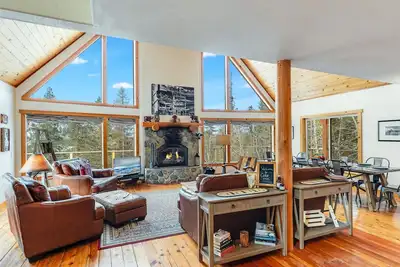 Image de Sandpoint maison zone de montagne avec une vue magnifique et paisible sérénité.
