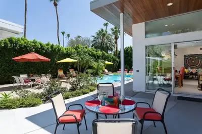 Image de Mid-Century Modern Estate In Old Las Palmas! Private! Spectacular Mountain Views!