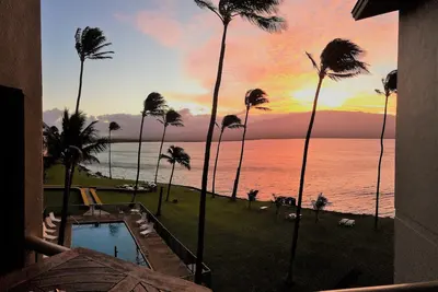 Image de Oceanfront Penthouse Suite ~ Emplacement parfait et tortues! Profitez du paradis! 🐢🌺