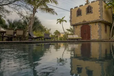 Image de Maison de canal privée unique avec piscine - à pied du village
