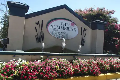 Image de Endroit parfait pour une escapade estivale! Des milliers de plages, restaurants, magasins!