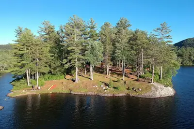 Image de Retraite au bord de l'eau de Concord Pond, camp hors réseau mais avec le luxe de la maison