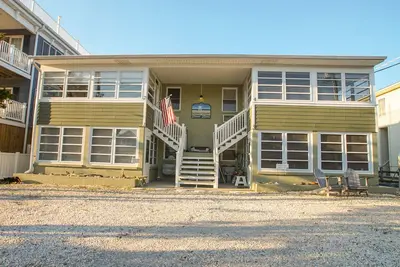 Image de Condo de style bungalow sur la plage confortable à quelques pas de l'océan-Rodney Ave Unit 6 est de retour!