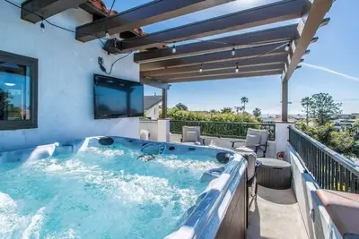 Image de Condo avec vue sur la mer dans le centre-ville avec bain à remous privé