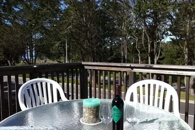 Image de Westside 3 Br + Loft Elle donne sur Natural Bridges Beach. Super pour les familles!