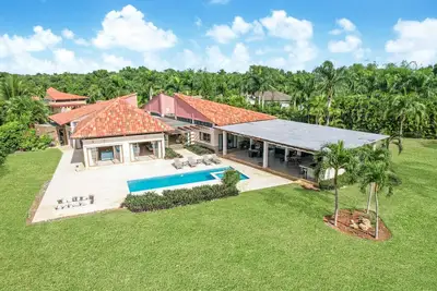 Image de Villa De Luxe Avec Chef, Butler, Maid, Pool, Jacuzzi, Jeux, Hibachi Et Golf Cart.