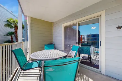 Image de Riverfront condo w / piscine partagée et bain à remous, marcher partout!