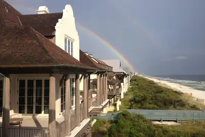 Image de Gulf Front House à droite sur la plage de Rosemary, à quelques pas de la plage d'Aly