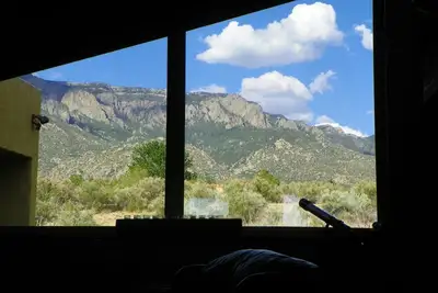 Image de Casa Sandia Peak. Vue dégagée sur la montagne / le tramway. Serenity-Wildlife-Pets Ok.