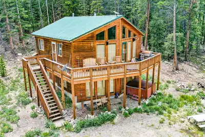 Image de Lunar View Lodge - Divertissement Ă la montagne, salle de presse et bain Ă remous aussi!