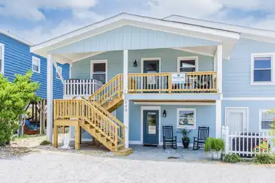 Image de \"White Eagle\" Oceanfront Home 2 cuisines, 2 espaces de vie séparés et 2 entrées privées offrent amplement d'espace pour accueillir jusqu'à 12 invités!
