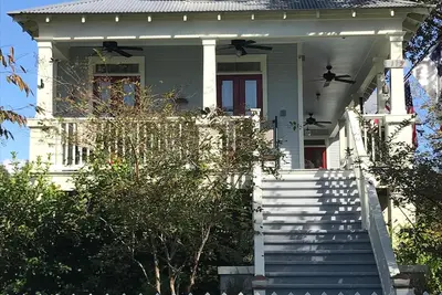 Image de Charmante maison avec des brises du Golfe et des vues de porches