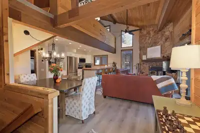 Image de Confortable mais spacieux niché à côté d'un terrain de jeu de la forêt