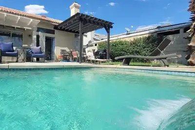 Image de Imprégnez-vous du soleil pendant que vous vous couchez au bord de la piscine