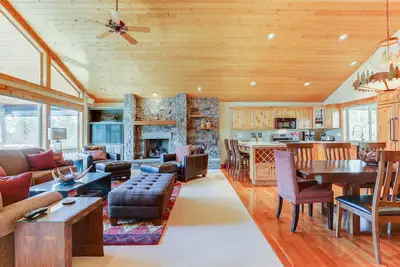 Image de Maison de luxe 5 Br avec 4 suites King, grande chambre avec lits superposés 5. 5 bth, 9 vélos, 12 Sharc