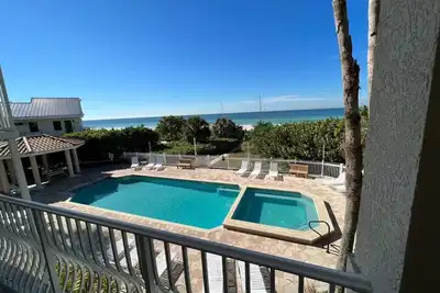 Image de Élégant condo Gulf Front donnant sur la plage et la piscine
