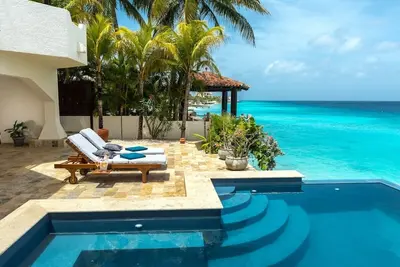 Image de Nirvana Lodge, une immense villa directement sur la mer, avec piscine à débordement et terrasses ensoleillées