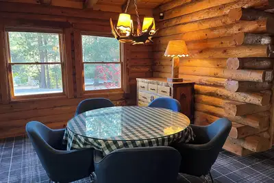 Image de La cabane en rondins moderne Cahuilla Lodge-3 Bdrm in Town.
