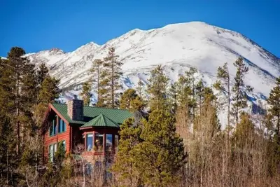 3200 + Sf Log Home 4br / 4ba Plus Loft avec une vue imprenable; À quelques minutes des stations de ski