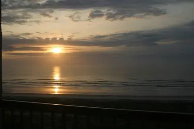 Image de Profitez de la vue sur la plage du coin bureau dans cet appartement au dernier étage