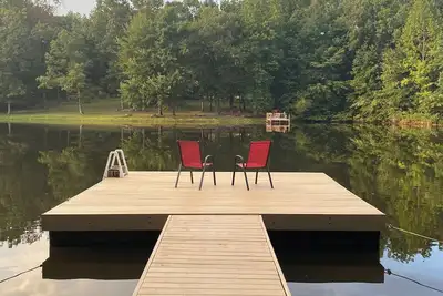 Image de Paisible, famille et animaux de compagnie Retro Lake Cottage Camp w / bateau, barbecue à gaz et quai