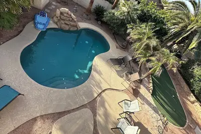 Image de Nfl, Nascar, Golf & Nhl en 10 minutes ou moins! Piscine privée, WiFi gratuit, Nat. Bbq au gaz