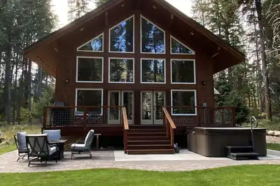 Image de Superbe cabine nouvellement construite, pouvant accueillir jusqu'à 6 personnes avec accès à la rivière à moins de 100 pieds