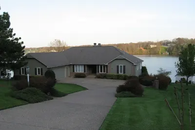 Image de \"The Lake House at Bella Vista\" Très spacieux avec de superbes vues