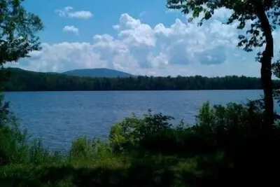 Image de Paradis au bord du lac sur le lac immaculé avec plage isolée et vue sur la montagne