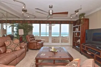 Image de Beauifully Furnished Beachfront w / Stunning Views From Every Room! Plage privée, accès par la baie, piscine chauffée, Gated # 403